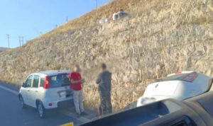 Πρωινό τροχαίο στο Ηράκλειο: Αυτοκίνητο κατέληξε σε χαντάκι στον κόμβο του αεροδρομίου (φώτο)
