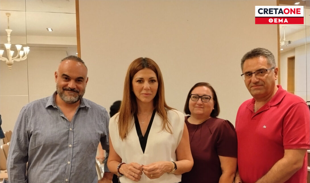 Σοφία Ζαχαράκη με αποφοίτους ΤΕΙ