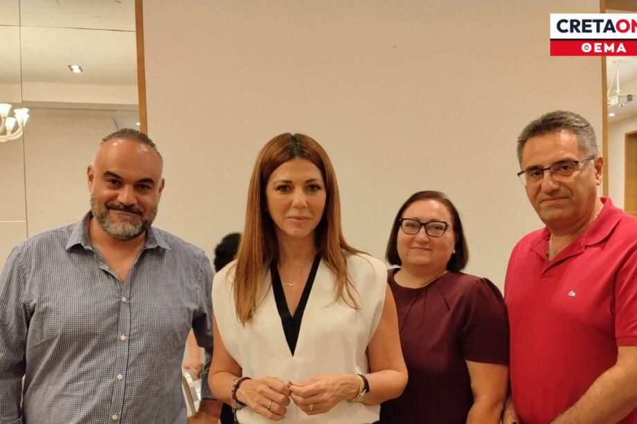 Σοφία Ζαχαράκη με αποφοίτους ΤΕΙ