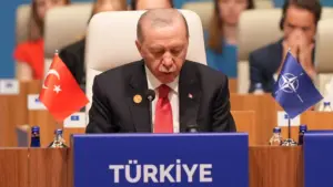 Το αμήχανο δώρο του Ερντογάν: Ένα όπλο με έξι σφαίρες προβληματίζει τους ηγέτες της Συμμαχίας
