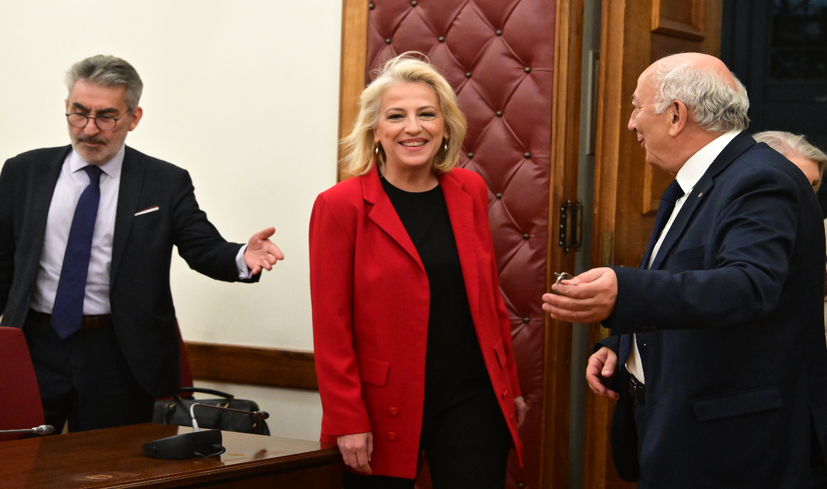 Η Ρένα Δούρου νέα πρόεδρος του ΣΥΡΙΖΑ – Εξελέγη με επτά ψήφους υπέρ και ένα λευκό
