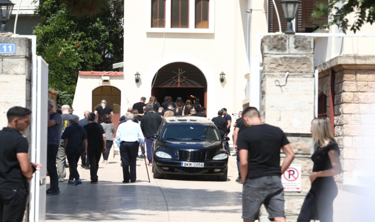 Το τελευταίο «χειροκρότημα» στον Λορέντζο Καριέρε – Συγκίνηση στην κηδεία του αγαπημένου καλλιτέχνη (φωτο)
