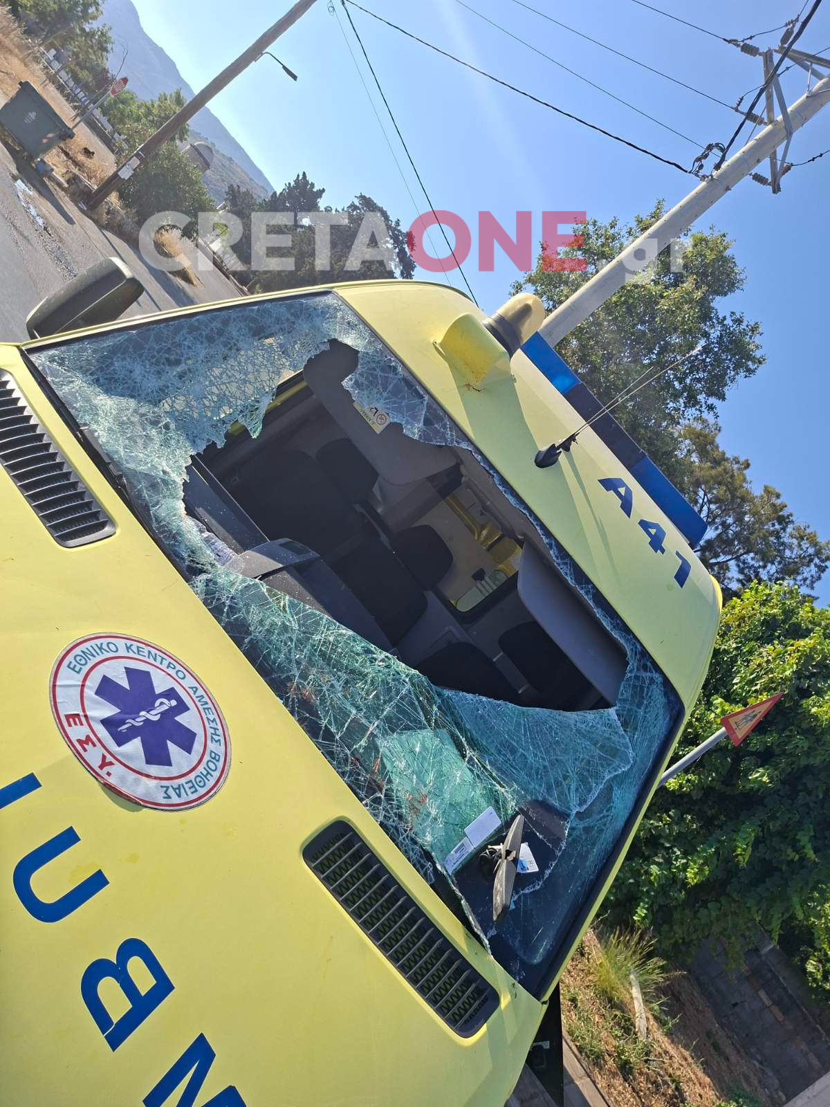 «Το πλήρωμα ακολουθούσε το πρωτόκολλο» – Τι λέει ο διοικητής του Νοσοκομείου Χανίων για το τροχαίο με το ασθενοφόρο
