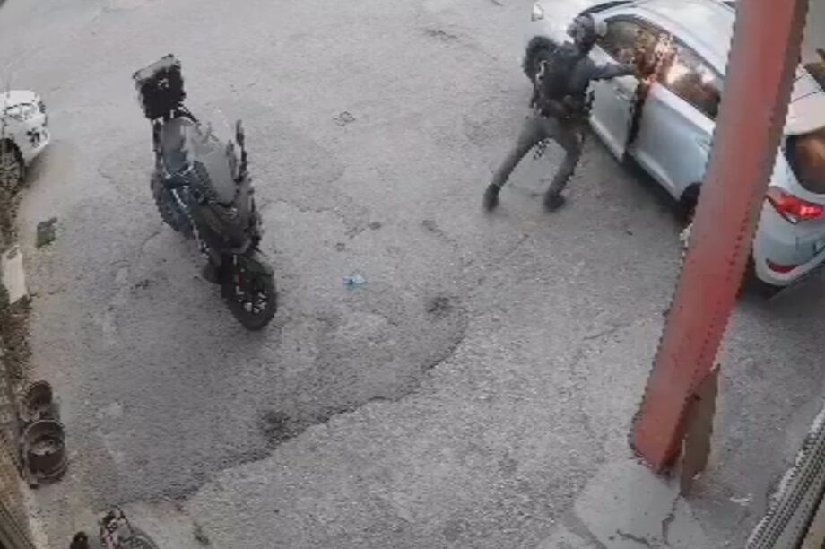 Ισραηλινός αστυνομικός ρίχνει χειροβομβίδα κρότου-λάμψης μέσα σε αυτοκίνητο στη Δυτική Όχθη! (βίντεο)