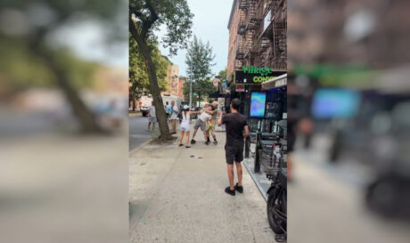Νέα Υόρκη: Άγριος καυγάς οδηγού με skateboarder στη μέση του δρόμου! (βίντεο)