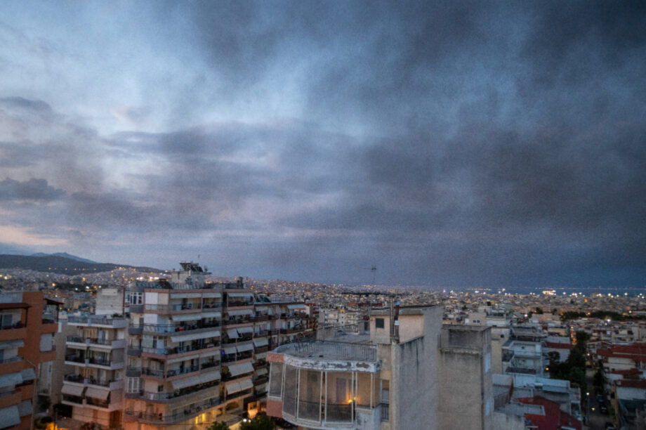 Τοξικό νέφος έχει «πνίξει» τη Θεσσαλονίκη από τη φωτιά στο Ωραιόκαστρο (βίντεο)