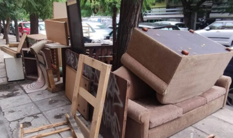Θεσσαλονίκη: Μετακόμισαν και άφησαν... ολόκληρο νοικοκυριό στο πεζοδρόμιο!