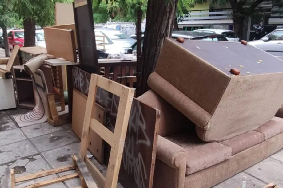 Θεσσαλονίκη: Μετακόμισαν και άφησαν... ολόκληρο νοικοκυριό στο πεζοδρόμιο!