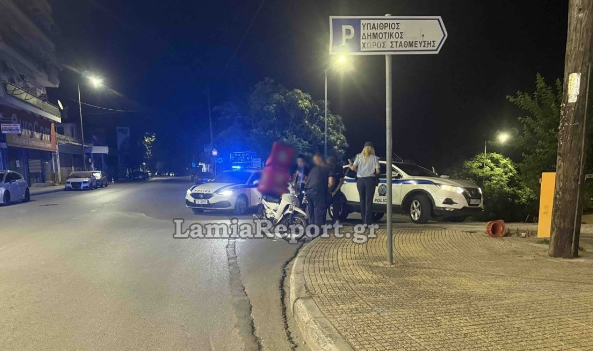 Σοβαρό τροχαίο με δύο μηχανάκια σε διασταύρωση στη Λαμία – Στο νοσοκομείο ένας διανομέας