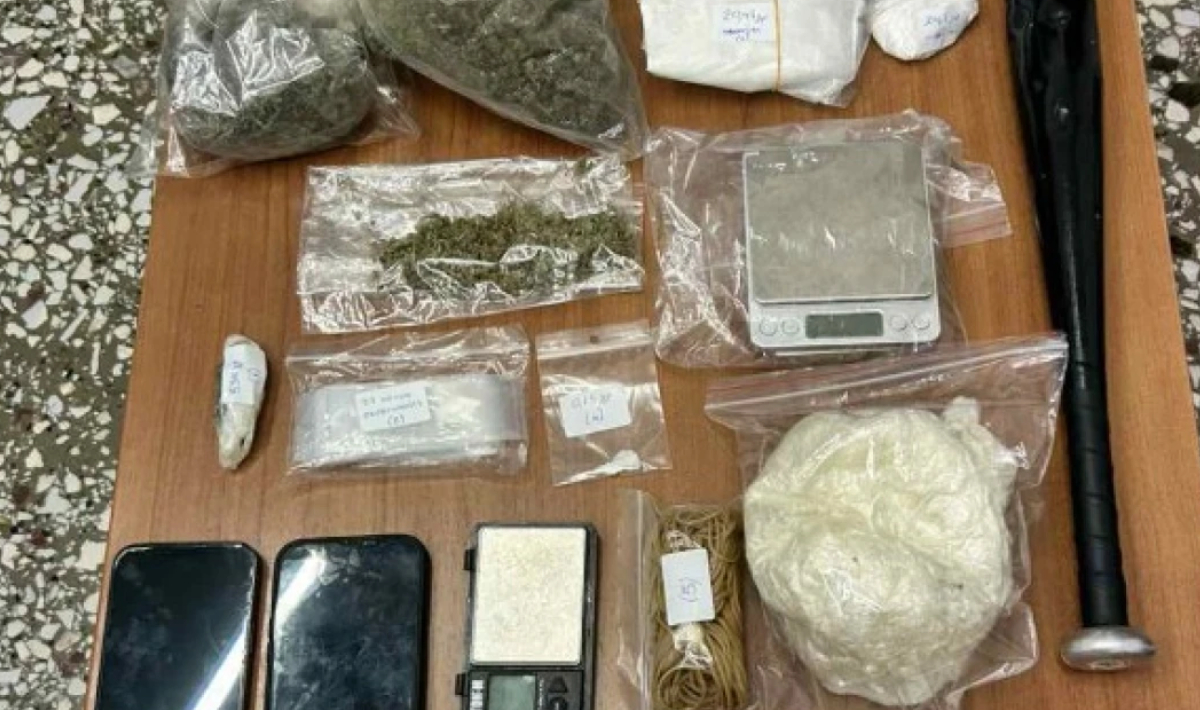 Πάρος: Συνελήφθησαν δύο 23χρονοι για ναρκωτικά, επικίνδυνη οδήγηση και οπλοκατοχή