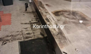 Βίντεο ντοκουμέντο από τη στιγμή που δύο κουκουλοφόροι βάζουν φωτιά με βενζίνη σε καφετέρια