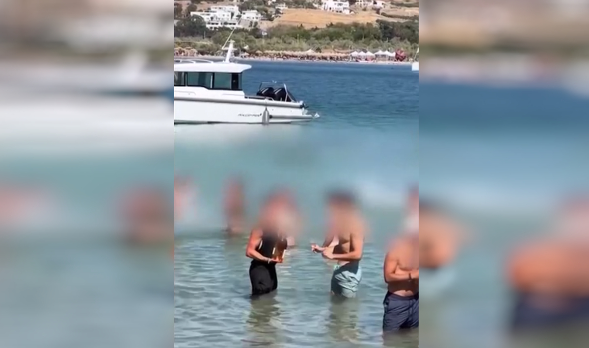 Πάρος: Οργή για το σερβίρισμα πελατών μέσα στη θάλασσα (βίντεο)