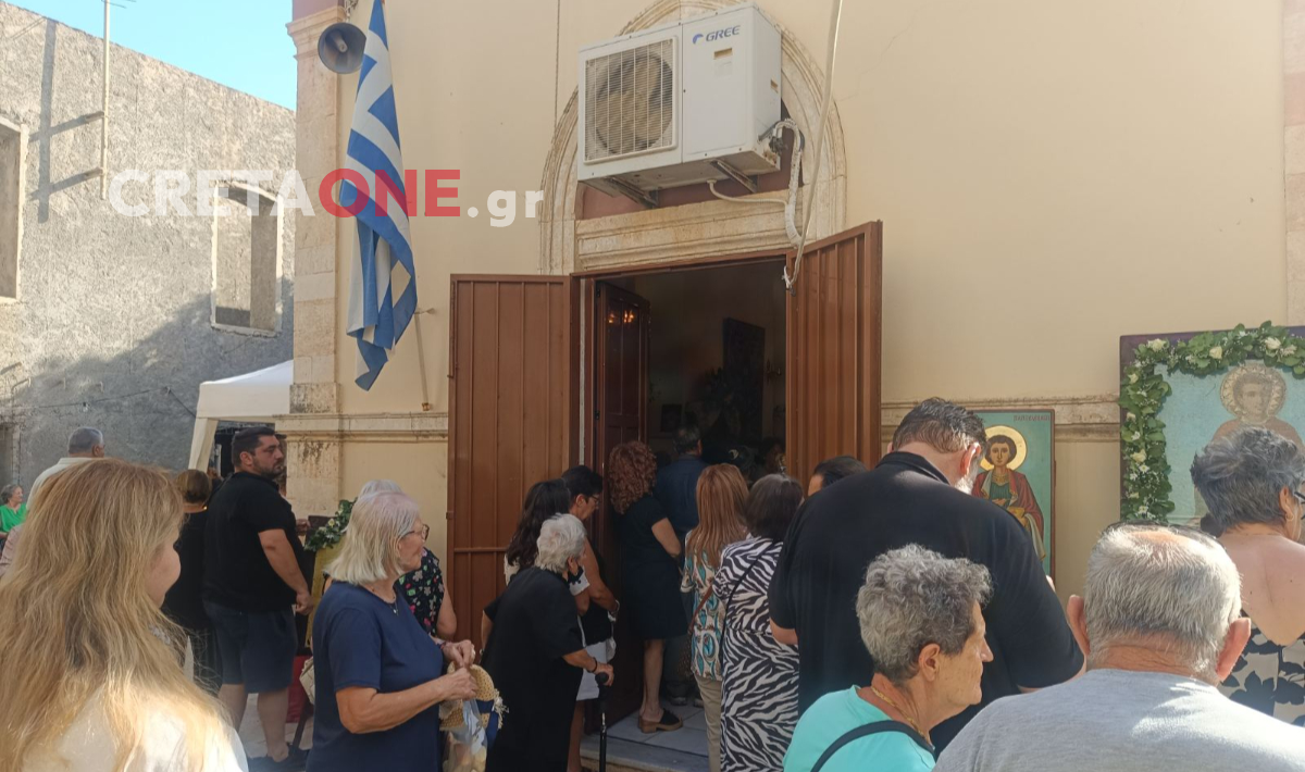 Ηράκλειο: Πλήθος πιστών στον «αιχμάλωτο» Άγιο Παντελεήμονα – Άνοιξε για λίγες ώρες το ιστορικό εκκλησάκι