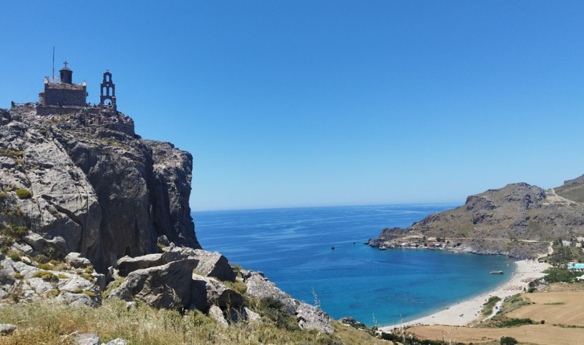 Κρήτη: Στο απόκρημνο εκκλησάκι του Αγίου Παϊσίου πάνω από το Δαμνόνι – Δείτε εικόνες
