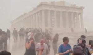 Το μπουρίνι στην Ακρόπολη αιφνιδίασε εκατοντάδες τουρίστες – Δείτε βίντεο