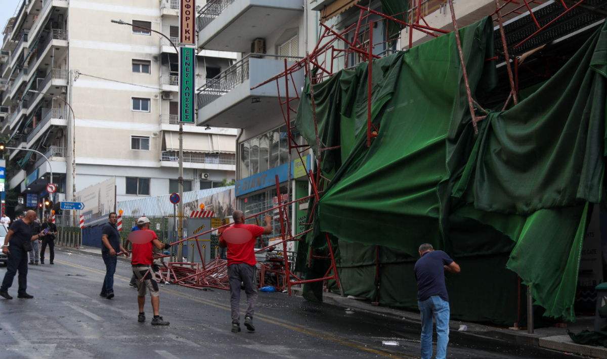 Συγκλονίζει ο διανομέας που καταπλακώθηκε από σκαλωσιά στον Πειραιά: «Νόμιζα ότι θα πέθαινα» (Βίντεο)