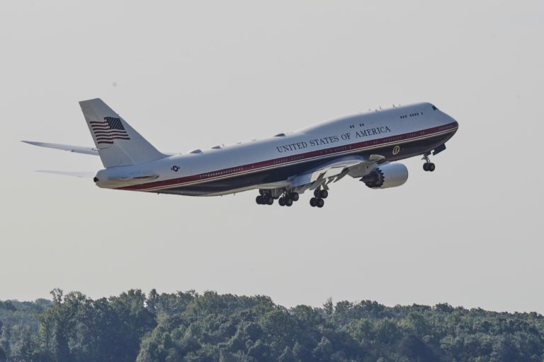 Ο Τραμπ παρουσίασε το νέο «Air Force One» και ευχαρίστησε τον εμίρη του Κατάρ για το… δώρο