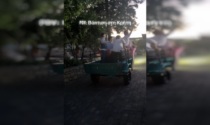 Κρήτη: Έφτασαν στη βάπτιση με παλιά τρίκυκλη μηχανή και έκλεψαν τις εντυπώσεις (Βίντεο)