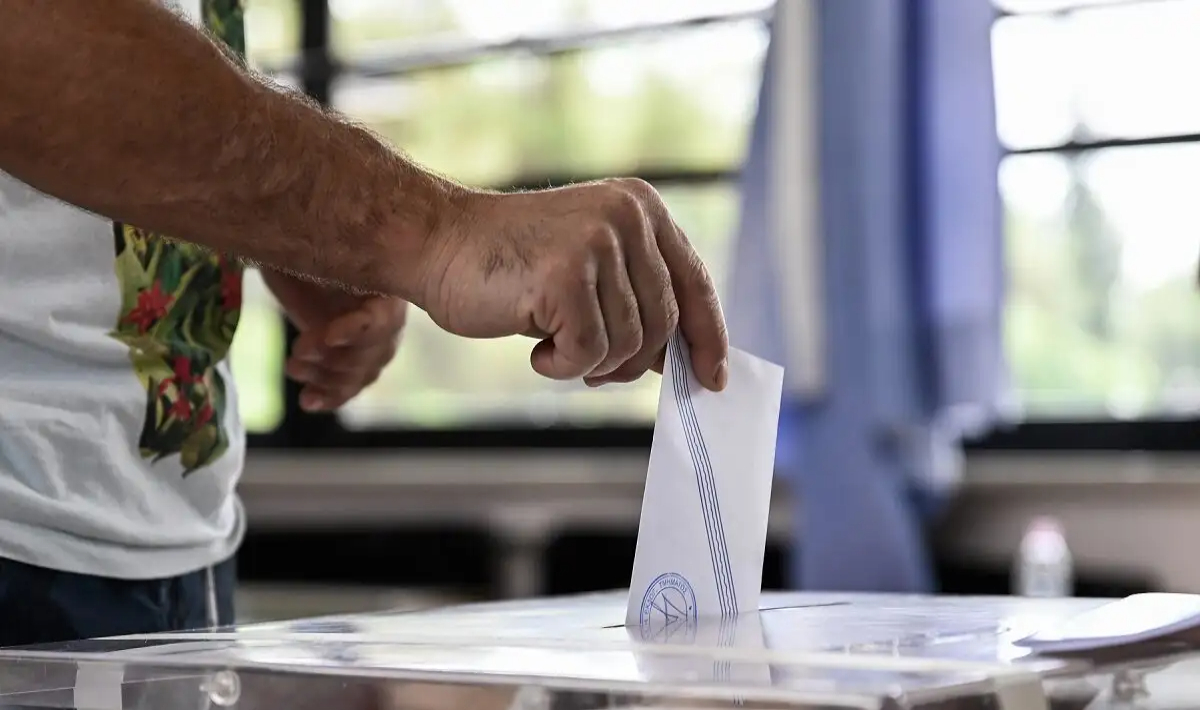 Δημοσκόπηση MRB: Σταθερή πρωτιά για τη ΝΔ, δεύτερη η ΕΛ.Α.Σ. – 7 στους 10 θέλουν πολιτική αλλαγή