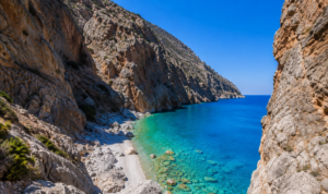 Το κρυφό φαράγγι της Κρήτης που καταλήγει σε παραλία με κρυστάλλινα νερά