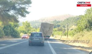 Χανιά: Φορτηγό «έγειρε» επικίνδυνα στην εθνική οδό λόγω του φορτίου (φωτογραφία)