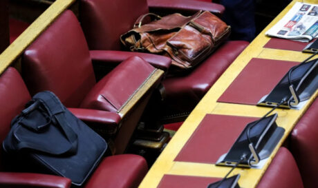 Τσάντες καταλαμβάνουν τα άδεια έδρανα της Βουλής,