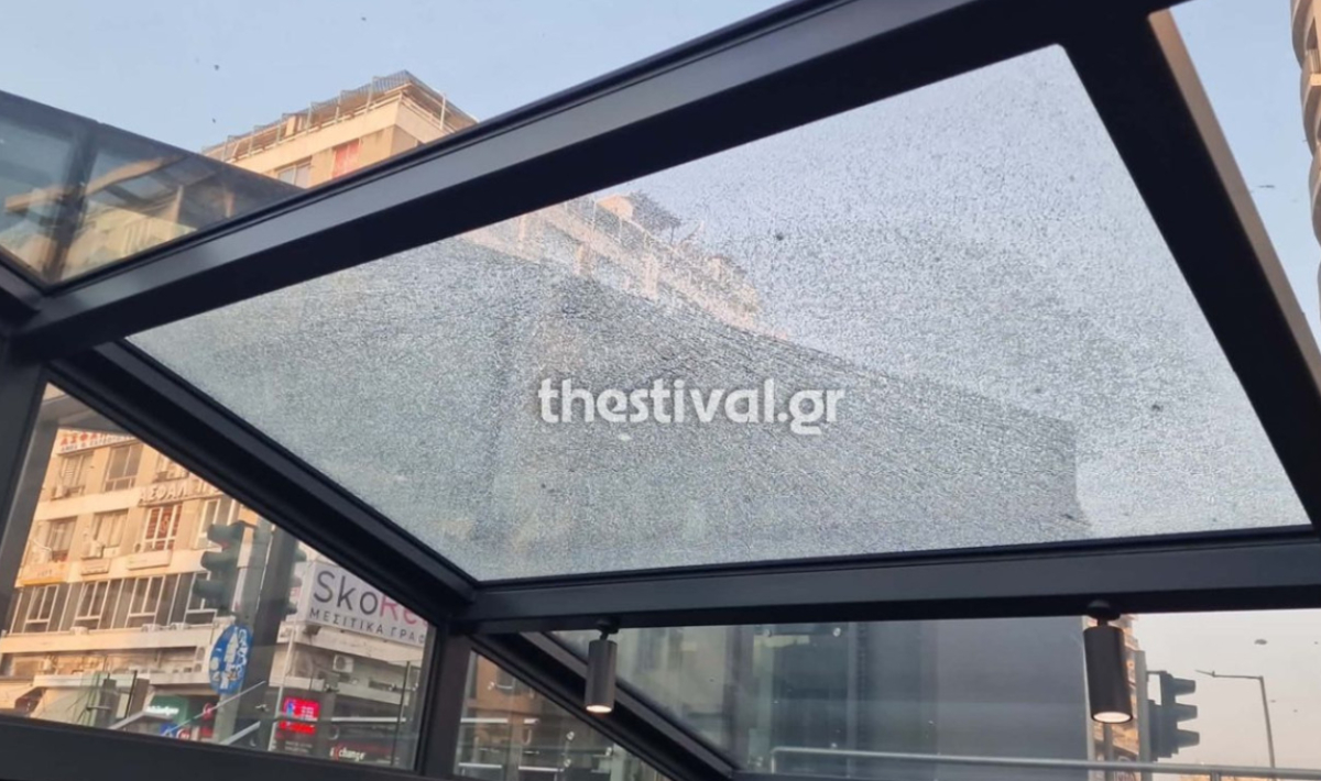 Θεσσαλονίκη: Ράγισε τζαμαρία στο Μετρό στον σταθμό Βενιζέλου – Βίντεο