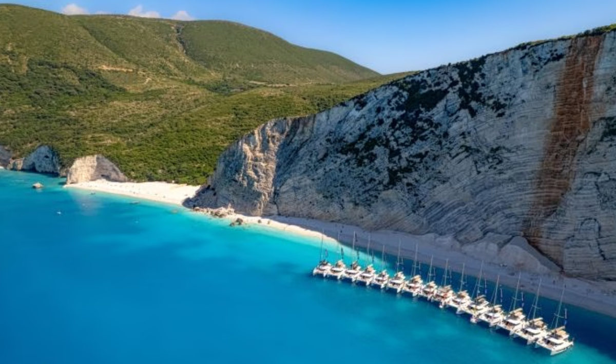 Κεφαλονιά: Πώς η δεύτερη ωραιότερη παραλία στον κόσμο κινδυνεύει από τον βυθό της