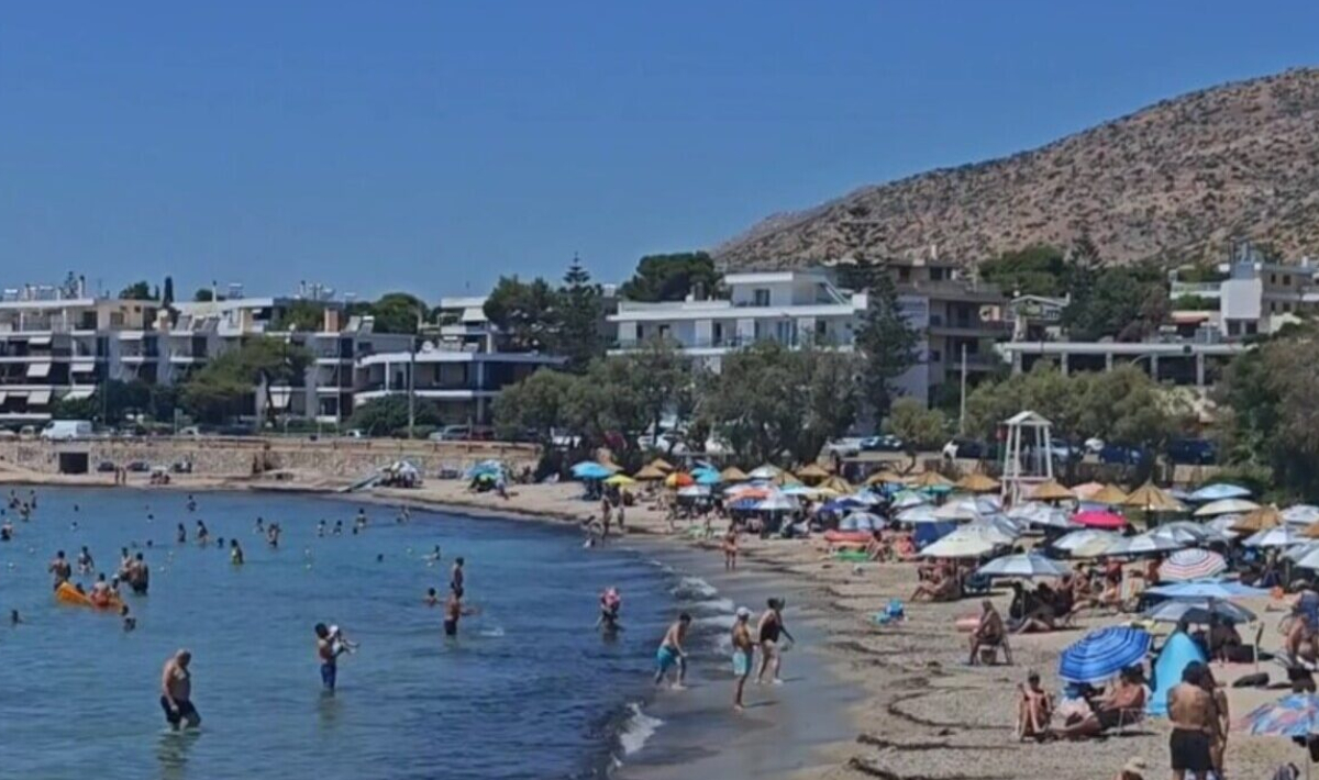 Πλημμύρισαν κόσμο οι παραλίες της Αττικής