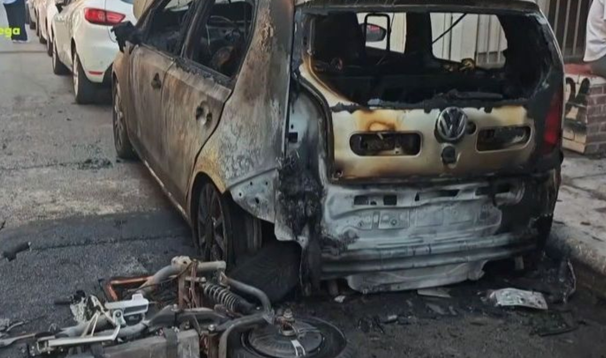 Κυψέλη: Ηλεκτρικό σκούτερ «τυλίχθηκε» στις φλόγες και κατέστρεψε σταθμευμένο ΙΧ