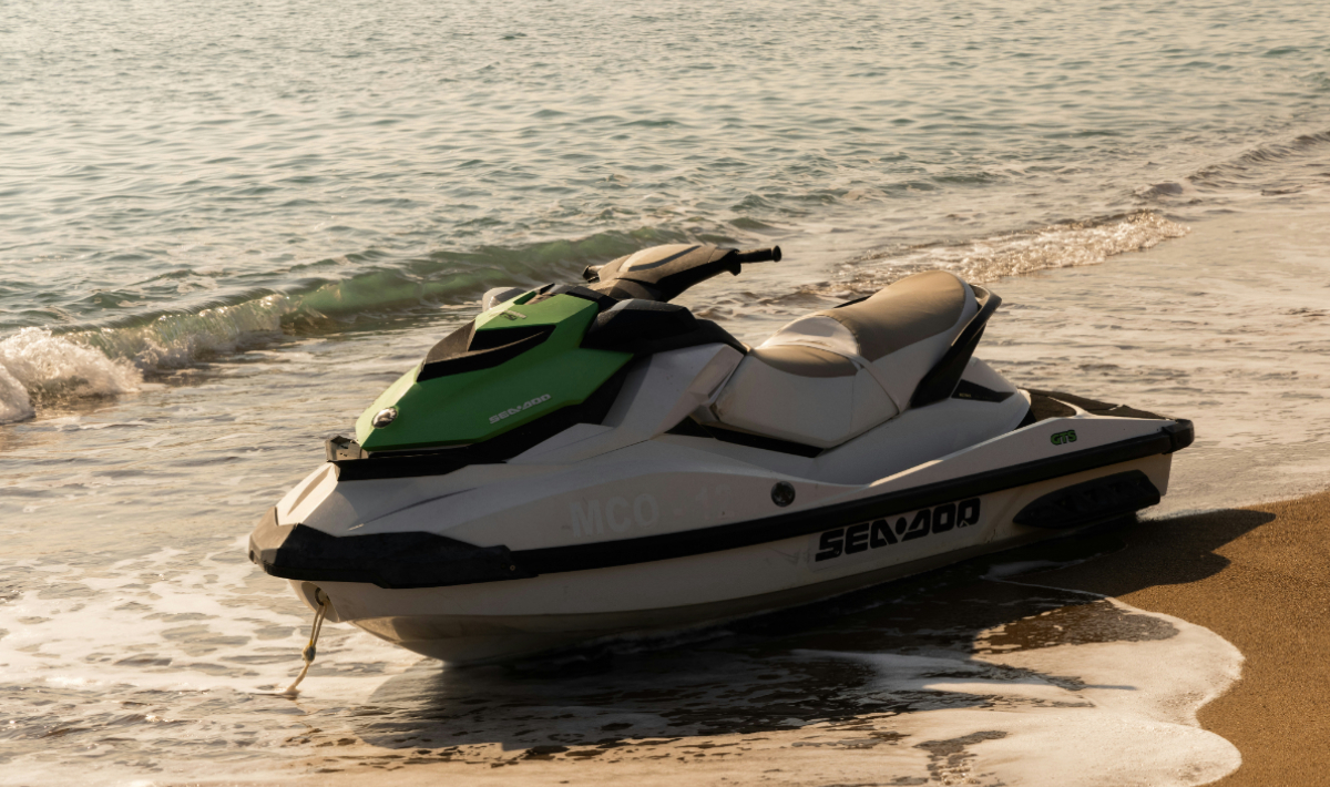 Έκλεψαν jet ski από παραλία και το παράτησαν σε… δάσος! (βίντεο)