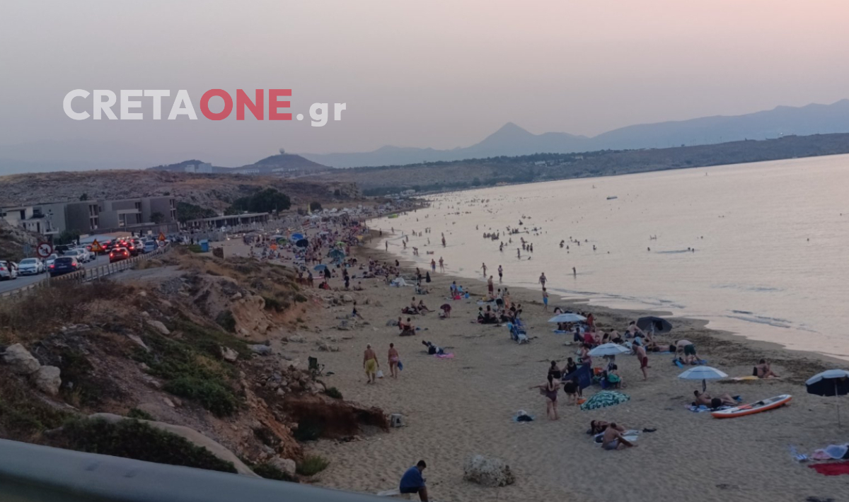 Στην θάλασσα μέχρι αργά το βράδυ για λίγη δροσιά οι Ηρακλειώτες – Μπλόκαρε η παλιά εθνική οδός στο Αρίνα (φώτο)