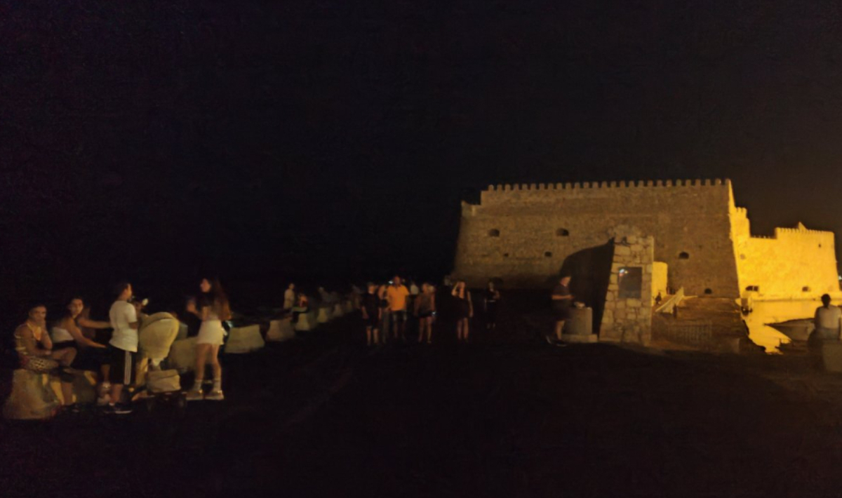 Στο «σκοτάδι» παραμένει ο Κούλες – Χωρίς φωτισμό το εμβληματικό φρούριο του Ηρακλείου (φώτο)