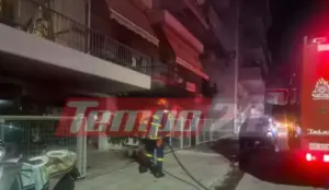 Φωτιά τα ξημερώματα σε πολυκατοικία στην Πάτρα: Στις φλόγες μηχανή και δύο ΙΧ – Απεγκλωβίστηκαν 3 ένοικοι