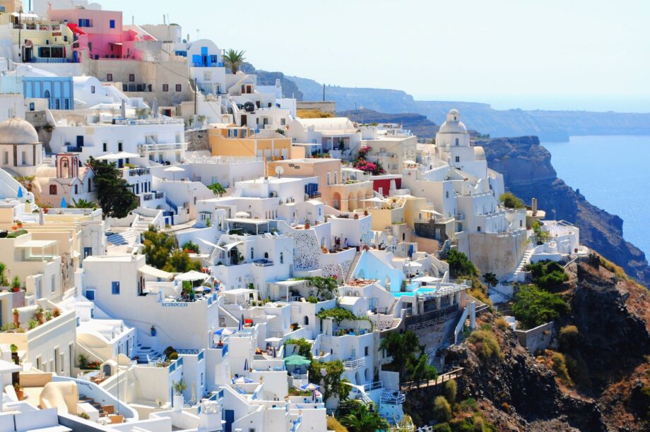ΣΑΝΤΟΡΙΝΗ ΔΙΑΚΟΠΕΣ ΤΟΥΡΙΣΜΟΣ