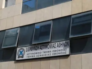 Ένοχοι οι δύο αστυνομικοί για τον βιασμό της 19χρονης στο ΑΤ Ομόνοιας