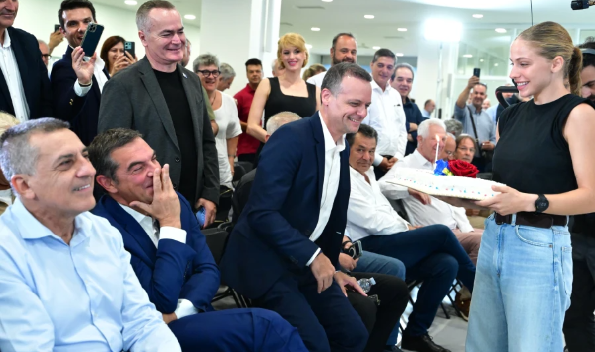Με τούρτα και τραγούδια αιφνιδίασαν τον Αλέξη Τσίπρα στα γενέθλιά του