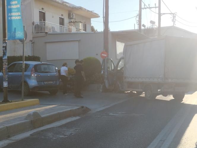 Κρήτη: Φορτηγό «καρφώθηκε» σε κολώνα της ΔΕΗ – Κυκλοφοριακό χάος στο σημείο!