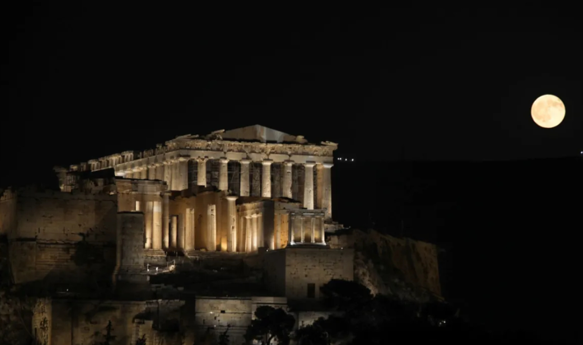 Μαγευτικές εικόνες από την Πανσέληνο του Αυγούστου – Εντυπωσίασε το φαινόμενο της μερικής έκλειψης