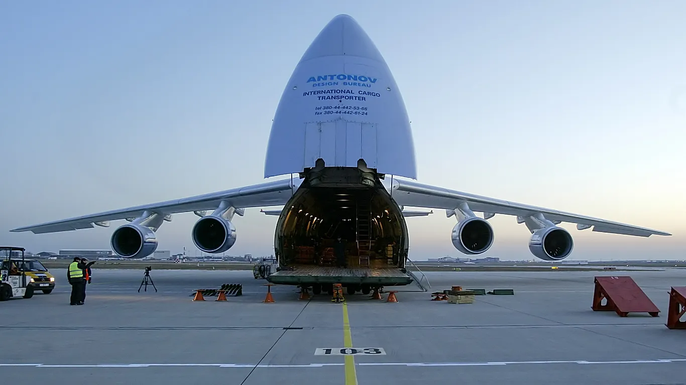 Cargo της DHL χτύπησε άγνωστο αντικείμενο μετά την απογείωση