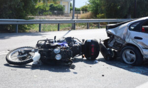 Αγωνία για 25χρονο μοτοσικλετιστή μετά από σφοδρό τροχαίο στη Μεσαρά