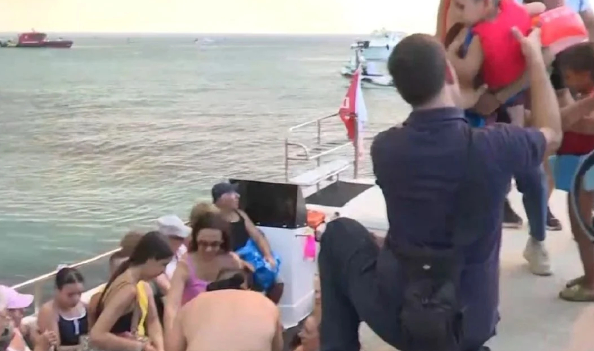 Φωτιά στη Χαλκιδική: Φωτογραφίες και βίντεο από την επιχείρηση απομάκρυνσης κατοίκων και επισκεπτών δια θαλάσσης από την παραλία της Σίβηρης
