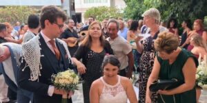 Κρήτη: Ένας γάμος γεμάτος συγκίνηση, αγάπη και χαμόγελα στην Άρβη-  Η συγκινητική υποδοχή του ιερέα στο ζευγάρι (βίντεο)