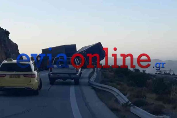 Εύβοια: Νταλίκα τούμπαρε από την δύναμη του αέρα – Δείτε το βίντεο