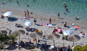 Εργαζόμενοι βουτούν στη θάλασσα παριστάνοντας τους λουόμενους για να γλιτώσουν τον έλεγχο (Βίντεο)
