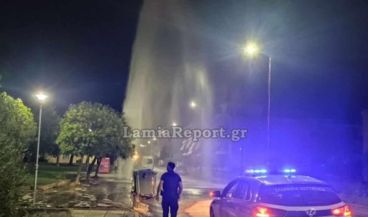 Λαμία: Βανάκι ξήλωσε πυροσβεστικό κρουνό και δημιούργησε πίδακα νερού 8 μέτρων (φωτο,βίντεο)