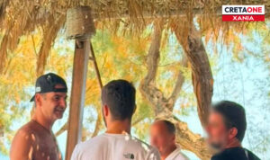 Κυριάκος Μητσοτάκης: Βουτιές και στιγμές χαλάρωσης στα Μάρμαρα των Σφακίων
