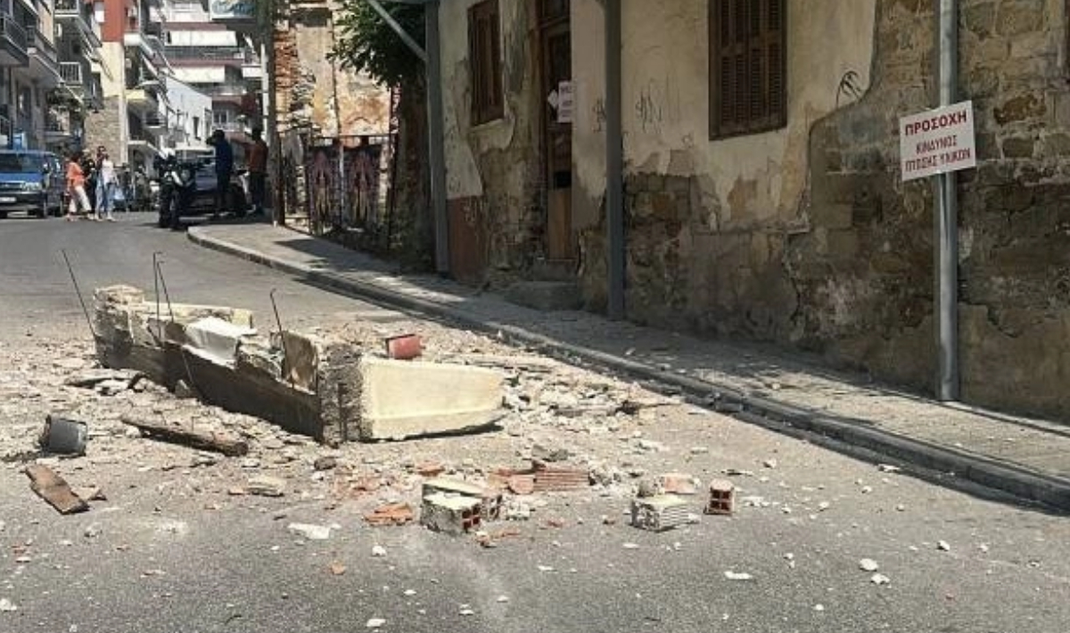 Κατέρρευσε τμήμα μπαλκονιού στην Καβάλα – Γλίτωσε τελευταία στιγμή οδηγός μηχανής (φωτο)