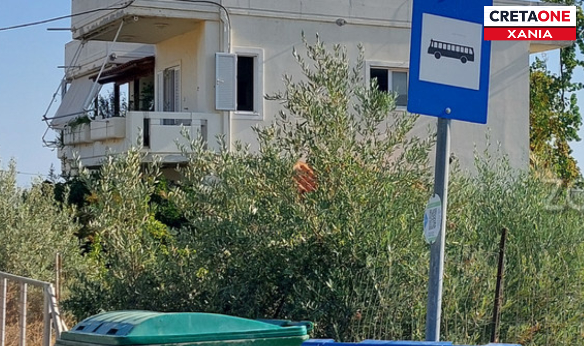 Χανιά: «Ξήλωσαν» τη στάση λεωφορείου στον Γαλατά και έβαλαν την ταμπέλα μπροστά από τους κάδους σκουπιδιών! (φώτο)