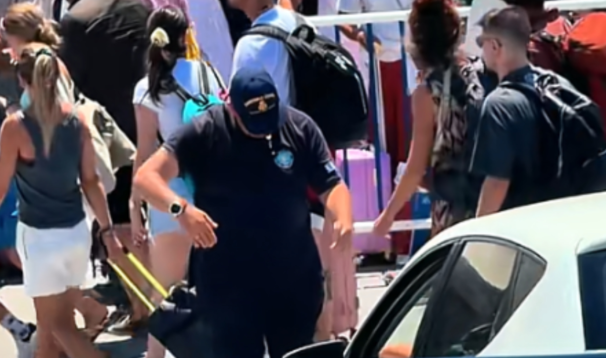Ο viral Λιμενικός που δίνει οδηγίες στους οδηγούς με τον δικό του μοναδικό τρόπο – Δείτε το βίντεο